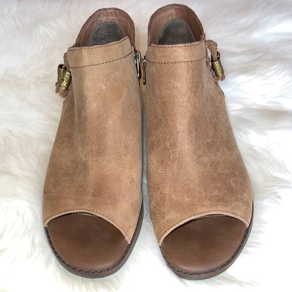 ⭐️ OTBT Truckage Open Toe Booties - Picture 6 of 9